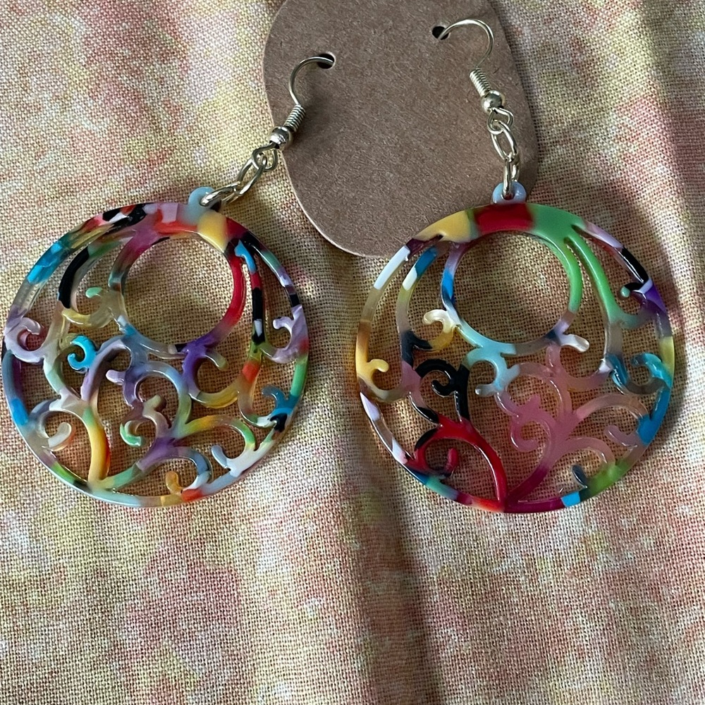 RESIN CIRCLE MULTICOLORED EARRINGS.